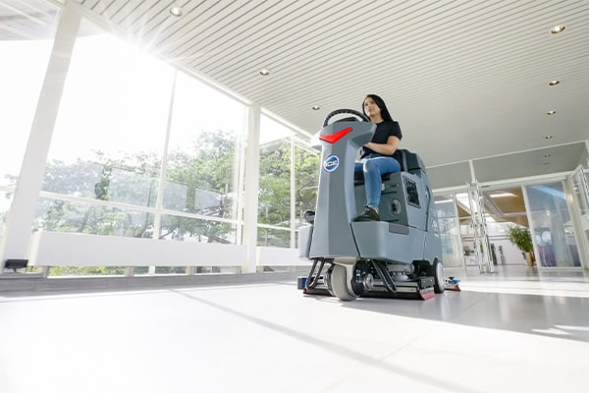 Professionele schoonmaakmachines en technische ondersteuning van EVLO
