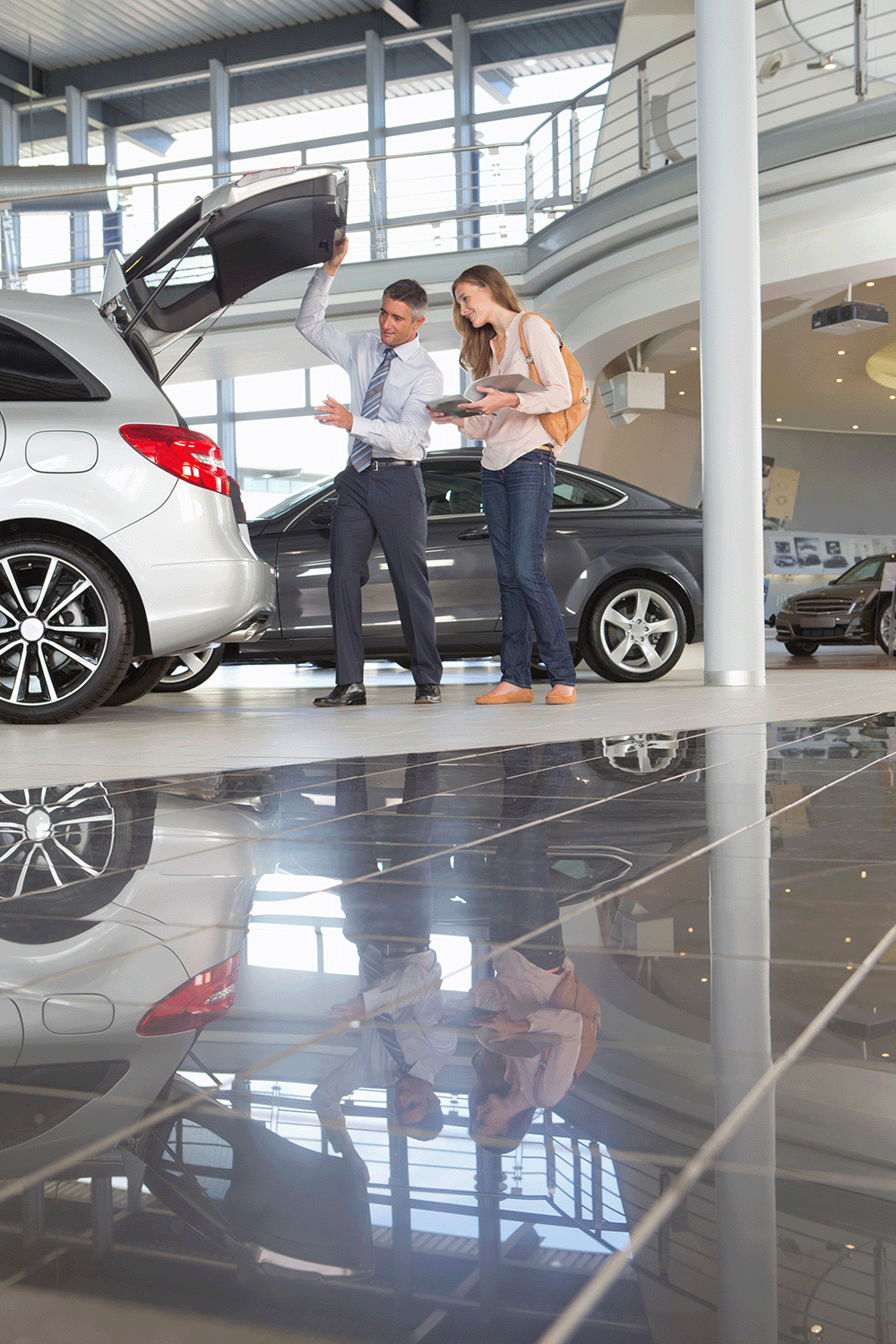 Verzorgde automotive showroom met propere vloeren en voertuigen