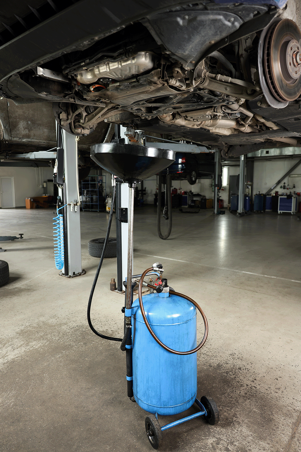 Propere en goed onderhouden automotive werkplaats met gereinigde garagevloer