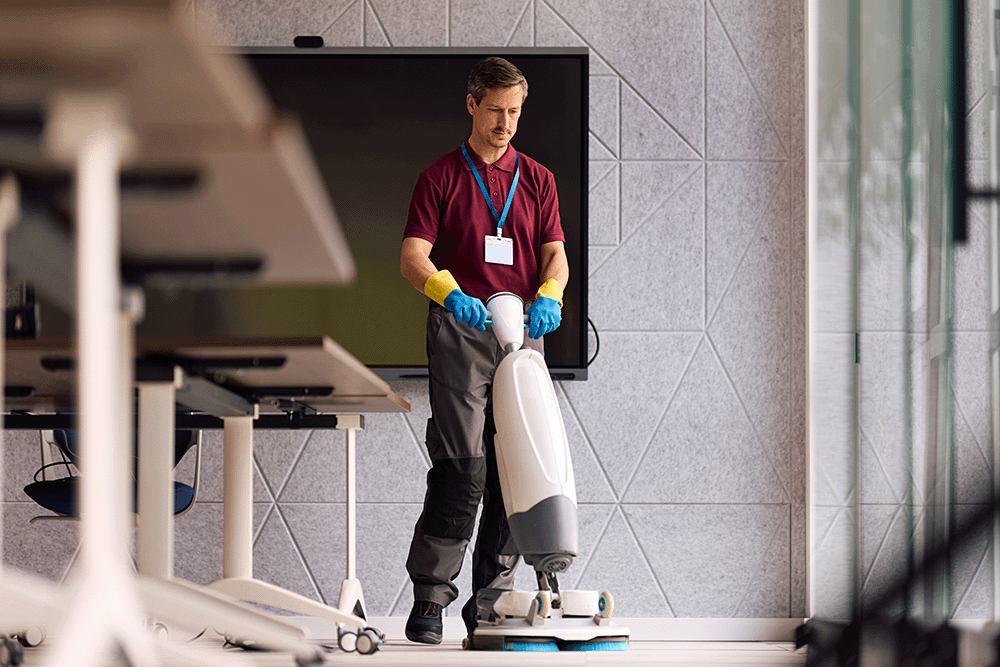 Professionele vloerreiniging van een schoolgang met een schoonmaakmachine
