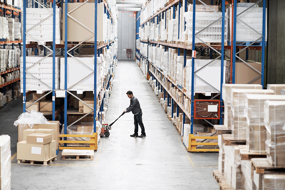Professioneel onderhouden magazijn met logistieke opslagrekken en een propere magazijnvloer