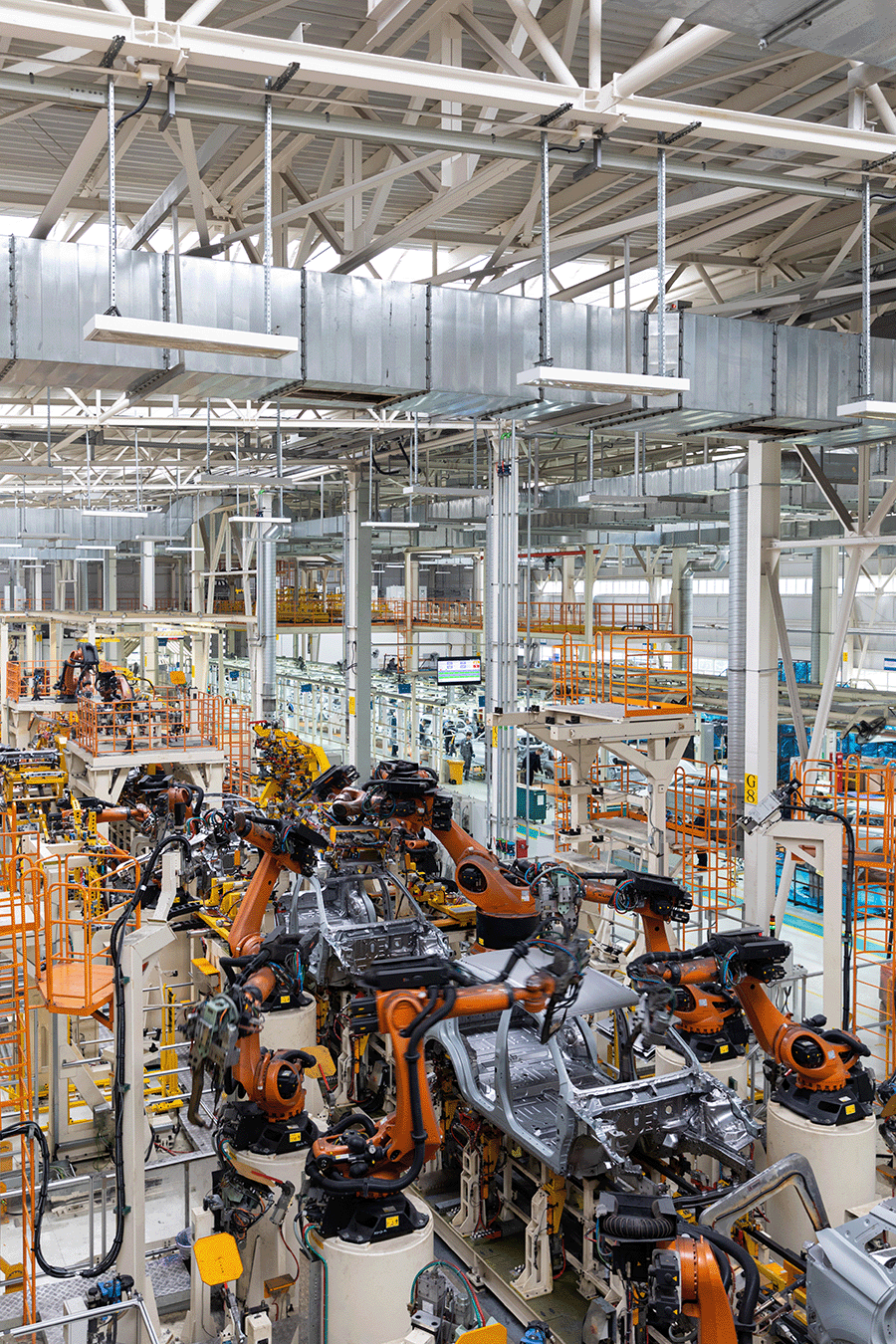 Professionele industriële reiniging in een productiehal met schoonmaakmachines
