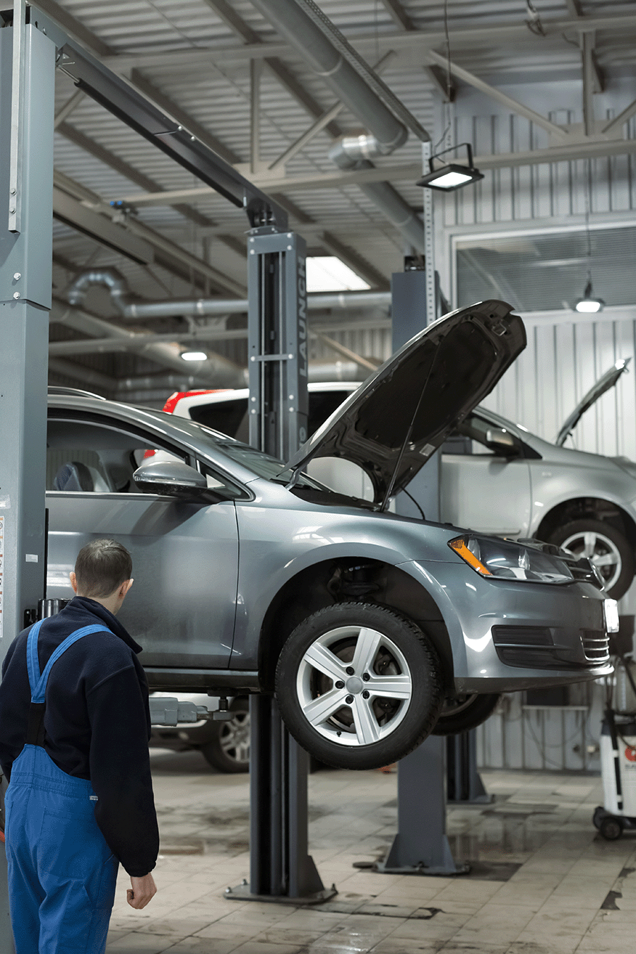 Professionele reiniging van een garage en automotive werkplaats
