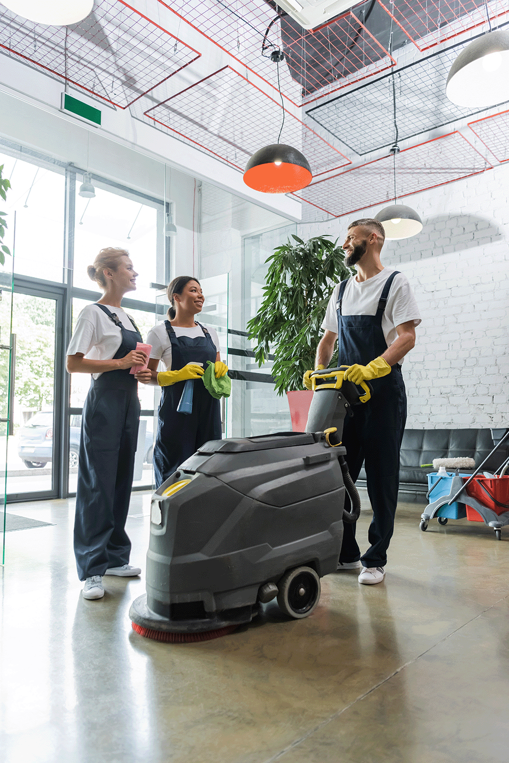 Technieker voert onderhoud uit aan een professionele schoonmaakmachine bij EVLO